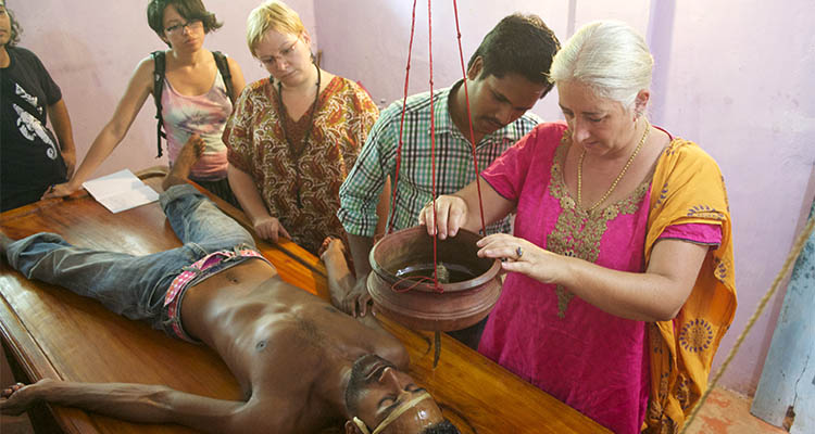 Śirodhara शिरोधर (third eye oil treatment)