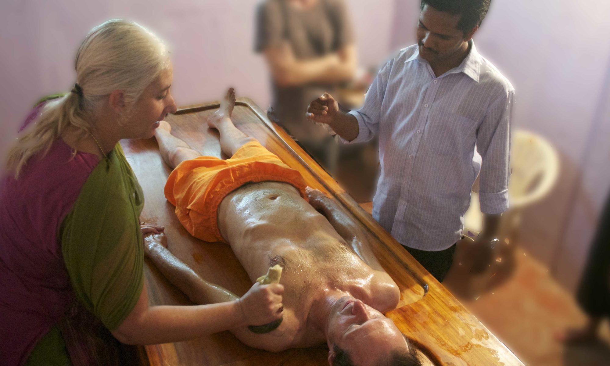 Elakizhi (medicated leaf bag massage)